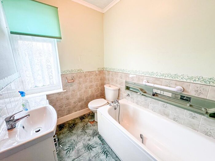 3 Bedroom Terraced House For Sale In Meadow Road, Gravesend, Kent, DA11