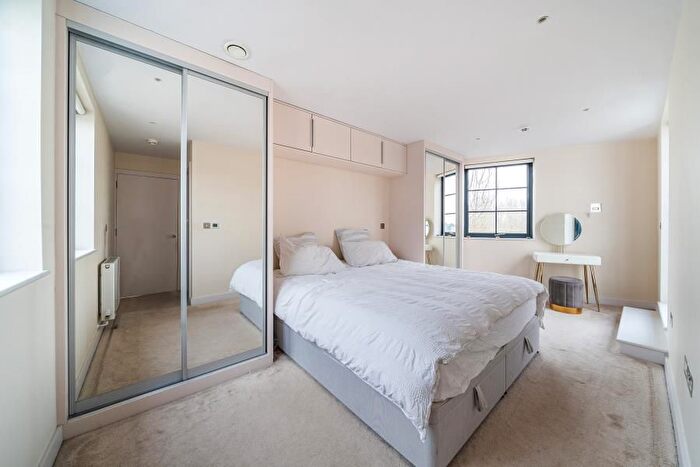 3 Bedroom Flat To Rent In Raeburn Avenue, Berrylands, Surbiton, KT5