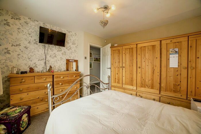 2 Bedroom Detached Bungalow For Sale In High Street, Dunsville, Doncaster, DN7