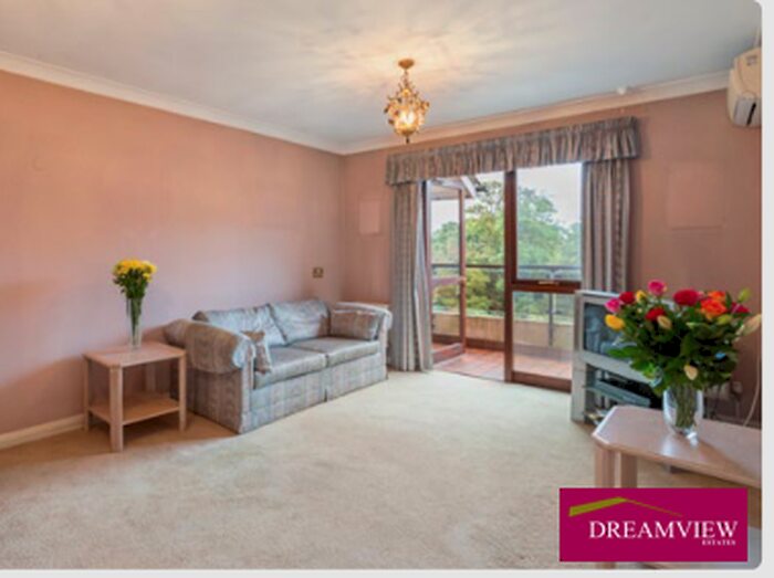 1 Bedroom Flat For Sale In Corner Finchley Road And West Heath Avenue, Greater London, NW11