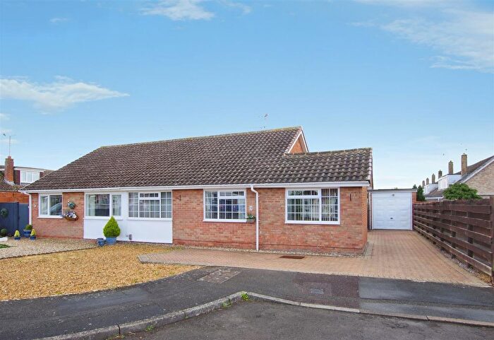 3 Bedroom Semi Detached Bungalow For Sale In Trajan Road, Coleview, Swindon, SN3