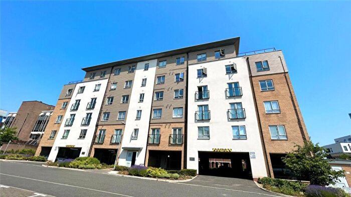 2 Bedroom Flat To Rent In Fleming Place, Bracknell, Berkshire, RG12