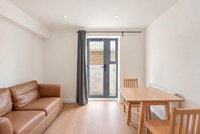 1 Bedroom Apartment To Rent In Platinum Court, Cephas Avenue, Stepney Green, E1