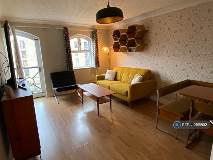 2 Bedroom Flat To Rent In Riverside Court, Leeds, LS1