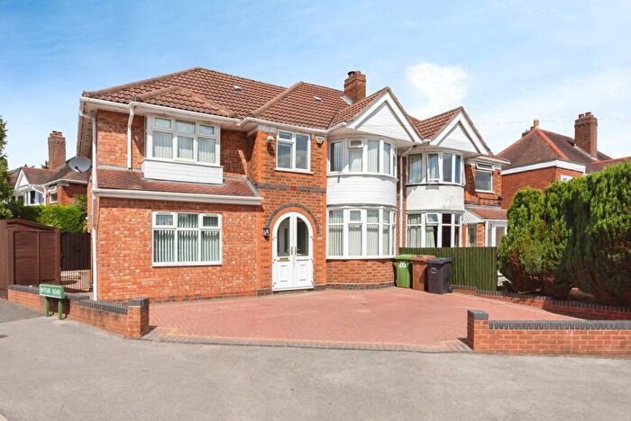 5 Bedroom Semi-Detached House For Sale In Lyndon Road, Solihull, West Midlands, B92