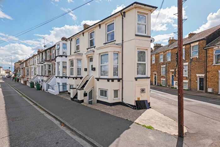 3 Bedroom Flat For Sale In Broadway, Sheerness, Kent, ME12