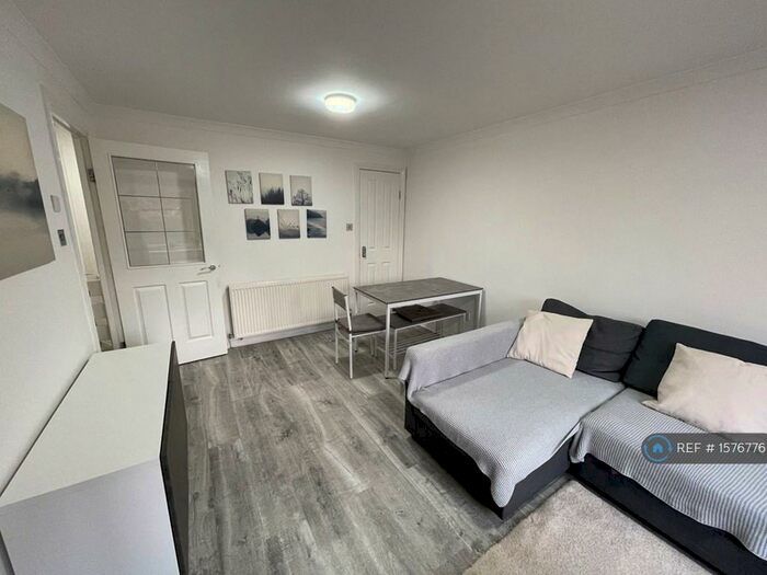 2 Bedroom Flat To Rent In Keith Court, Partick, G11