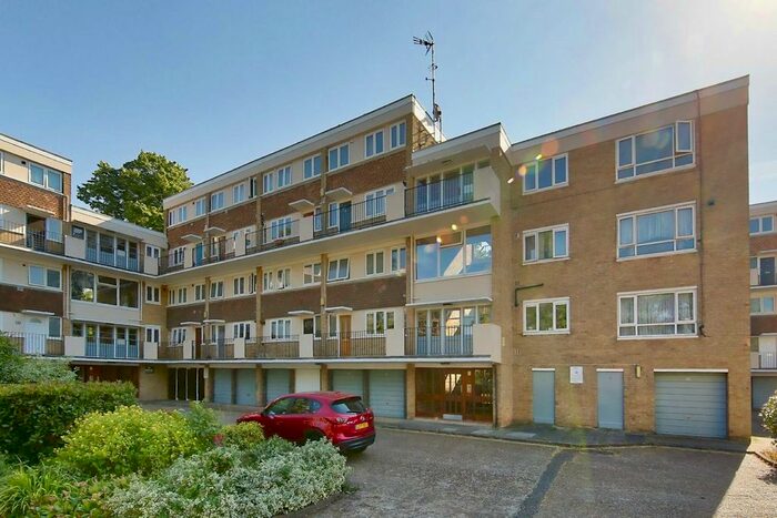 2 Bedroom Flat To Rent In Crieff Court, Teddington, TW11