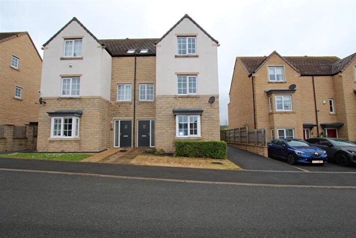 4 Bedroom Semi-Detached House To Rent In Sandhill Fold, Idle, Bradford, BD10