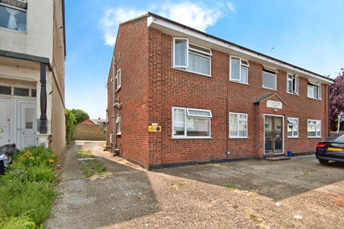 2 Bedroom Flat For Sale In Gainsborough Drive, Westcliff-on-Sea, Essex, SS0