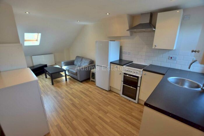 1 Bedroom Flat To Rent In Top Floor Flat, Gloucester Road, RG30
