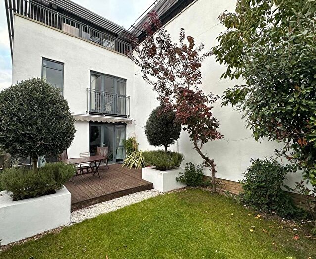 2 Bedroom Flat For Sale In Albans Close, London, SW16
