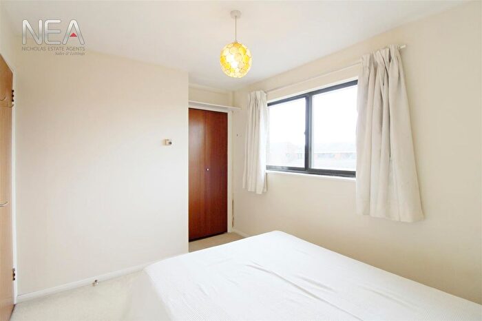 4 Bedroom Town House To Rent In Cardinal Close, Caversham, Reading, RG4