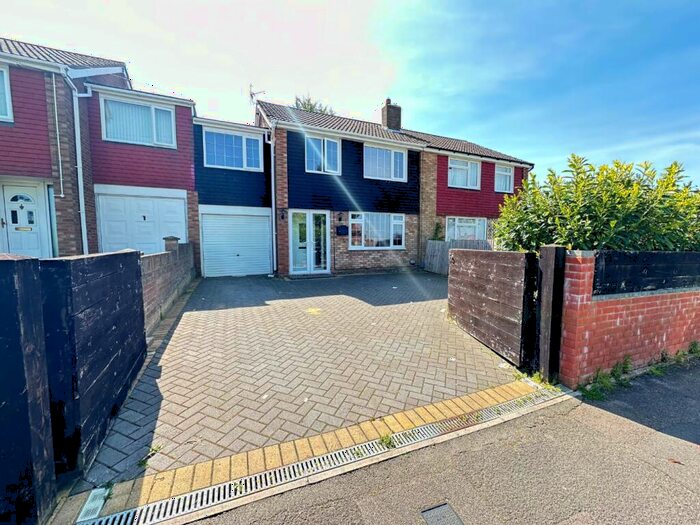 4 Bedroom Semi-Detached House To Rent In Kinross Crescent, Luton, Bedfordshire, LU3