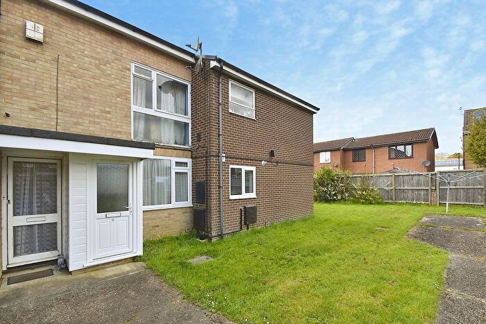 2 Bedroom Block Of Flats To Rent In Fernhill Court, Parkway, Apse Heath, PO36