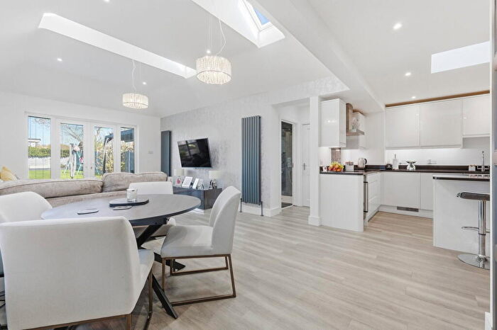 3 Bedroom Semi-Detached House For Sale In Church Street, Billericay, CM11