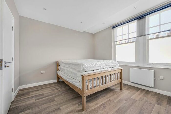 3 Bedroom Flat To Rent In Munster Road, London, SW6