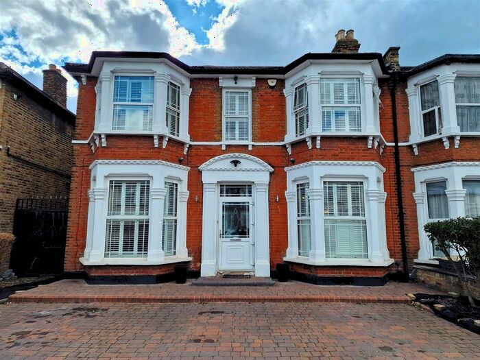 4 Bedroom Semi-Detached House To Rent In Norfolk Road, Seven Kings, Ilford, IG3