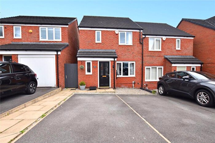 3 Bedroom Semi-Detached House For Sale In Kinross Avenue, Heywood, Greater Manchester, OL10