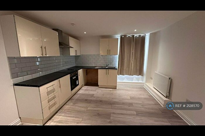 2 Bedroom Flat To Rent In Hillside Avenue, Strood, Rochester, ME2