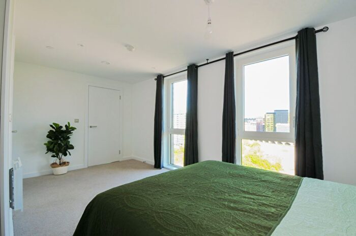 2 Bedroom Flat To Rent In Shale Lane, Salford, M5