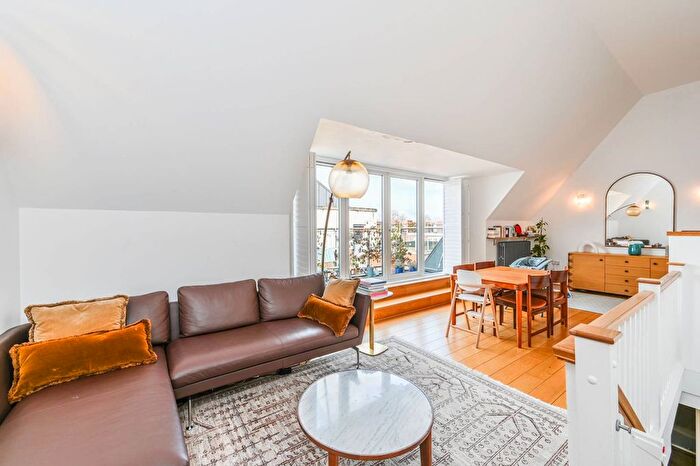 2 Bedroom Flat To Rent In Kingsway Sqaure, Battersea, London, SW11