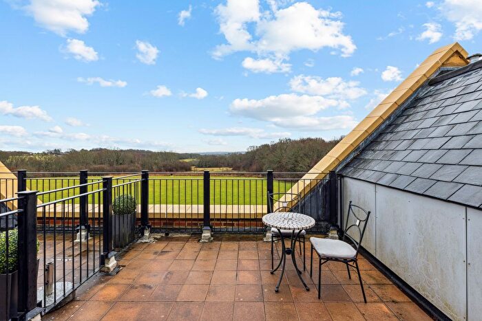 2 Bedroom Flat For Sale In Little Trodgers Lane, Mayfield, TN20