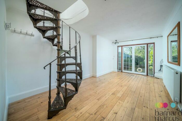 2 Bedroom House To Rent In Calvert Road, Barnet, EN5