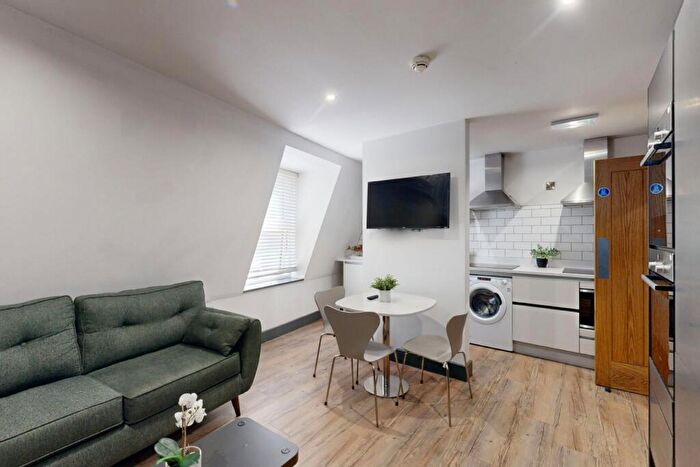 6 Bedroom Flat To Rent In Hoods Hideout, - Houndsgate, NG1
