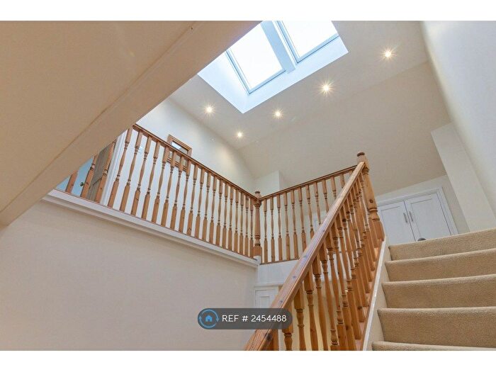 3 Bedroom Flat To Rent In Beechcroft Road, London, SW17