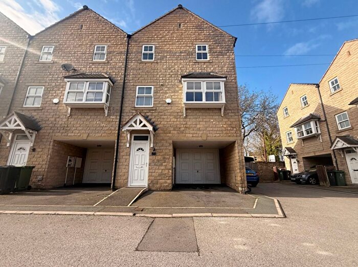 4 Bedroom Town House To Rent In Alder Mews, Batley, WF17