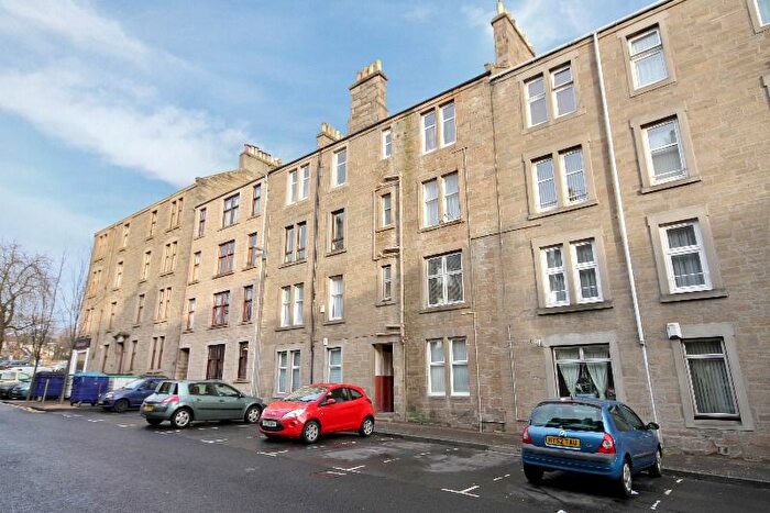 2 Bedroom Flat To Rent In Baldovan Terrace, Stobswell, Dundee, DD4
