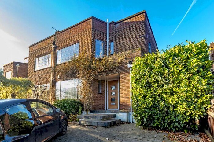 4 Bedroom Semi-Detached House To Rent In Elmbridge Avenue, Berrylands, Surbiton, KT5