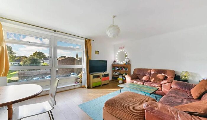 3 Bedroom Flat To Rent In Arnal Crescent, London, SW18