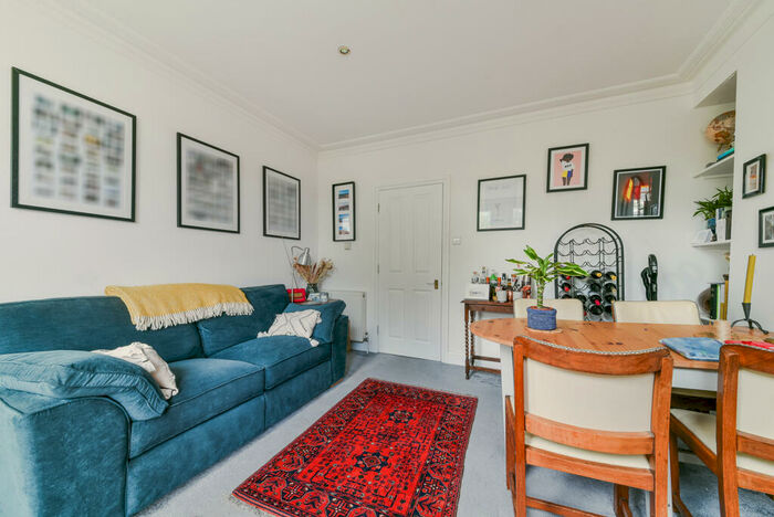 2 Bedroom Apartment To Rent In The Gardens, East Dulwich London, SE22