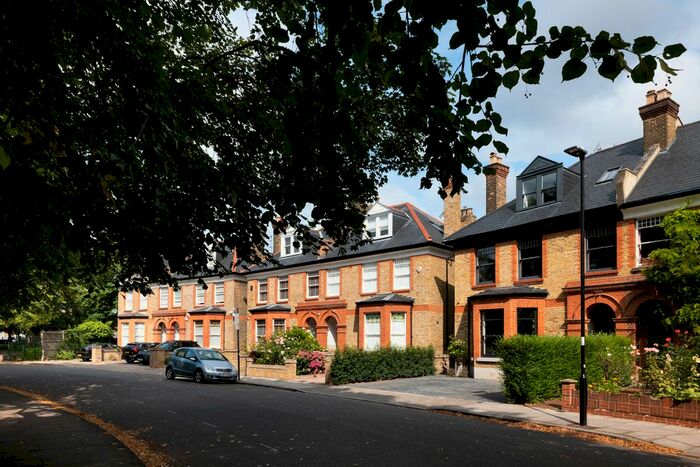 4 Bedroom Semi-Detached House For Sale In Turlewray Close, London N4