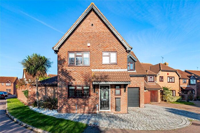4 Bedroom Detached House For Sale In Woodberry Road, Wickford, Essex, SS11
