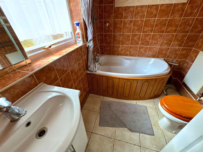 2 Bedroom Detached Bungalow For Sale In Whitton Close, Oulton Broad, Lowestoft, Suffolk, NR33