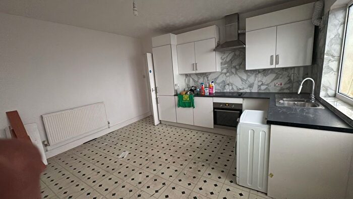 3 Bedroom Flat To Rent In Market Parade, Hampton Road West, Feltham, TW13