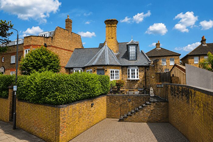 2 Bedroom Cottage To Rent In Paulin Drive, Winchmore Hill, N21