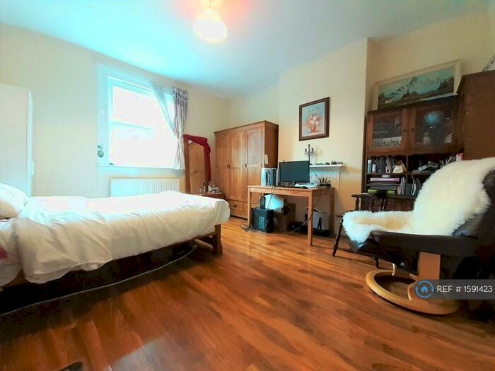 3 Bedroom Flat To Rent In Grange Court Road, Bristol, BS9