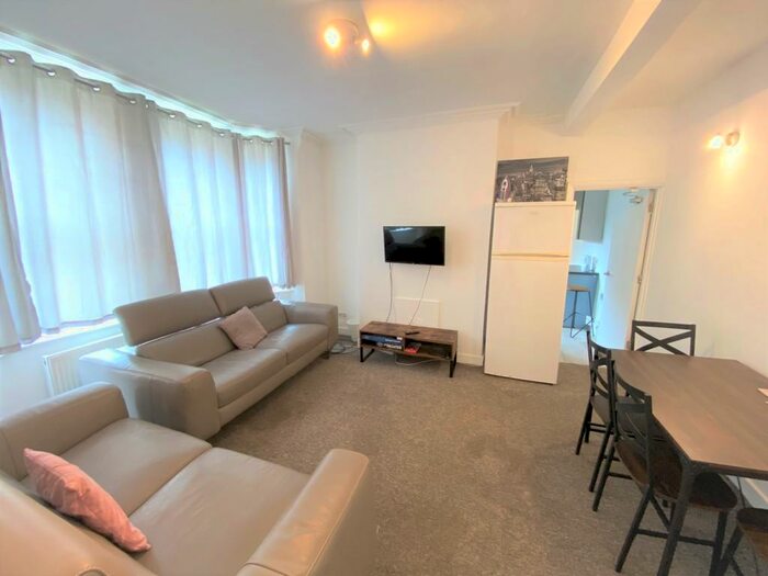 6 Bedroom Semi-Detached House To Rent In Gregory Avenue, Lenton, NG7