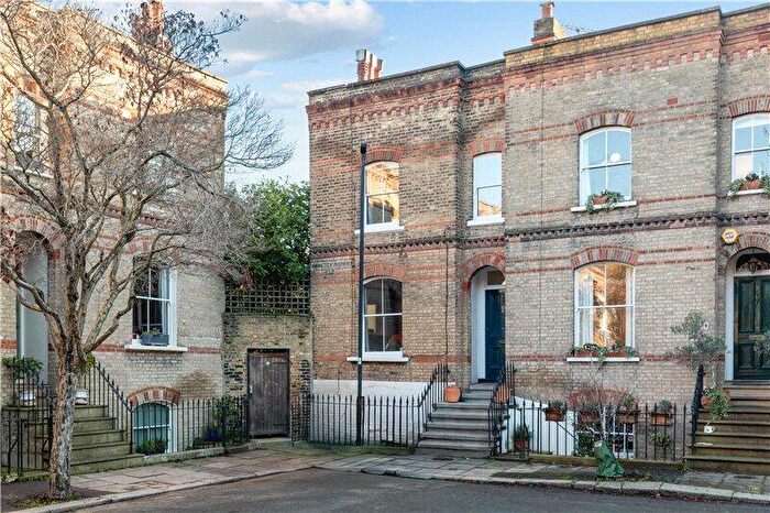 2 Bedroom Apartment For Sale In Radcot Street, London, SE11