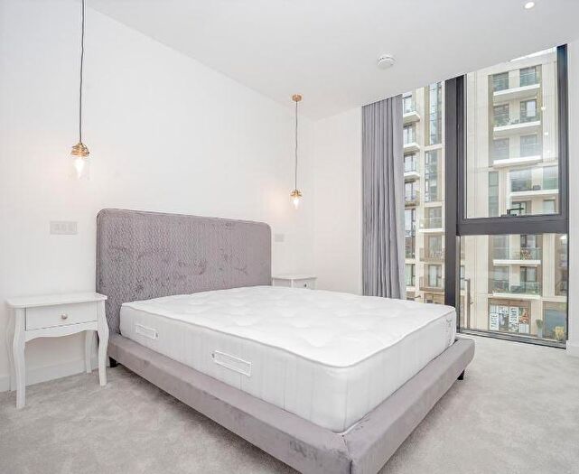 2 Bedroom Apartment To Rent In Gauging Square, London, E1W