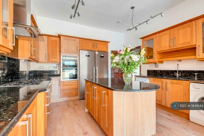 2 Bedroom Flat To Rent In Croham Hurst, South Croydon, CR2