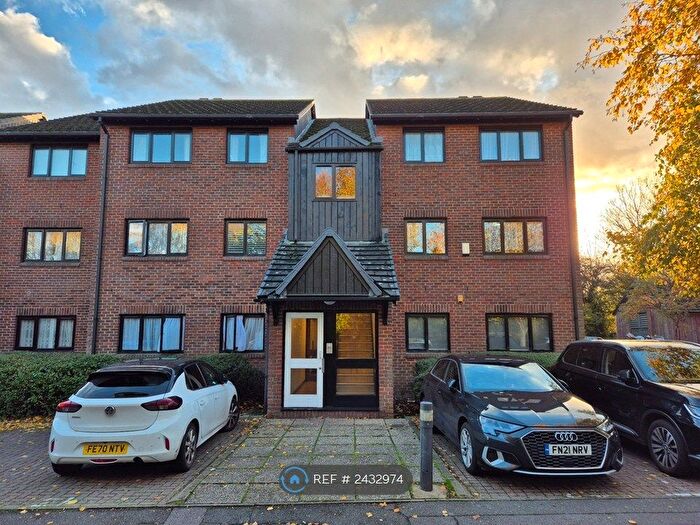 2 Bedroom Flat To Rent In West Quay Drive, Hayes, UB4