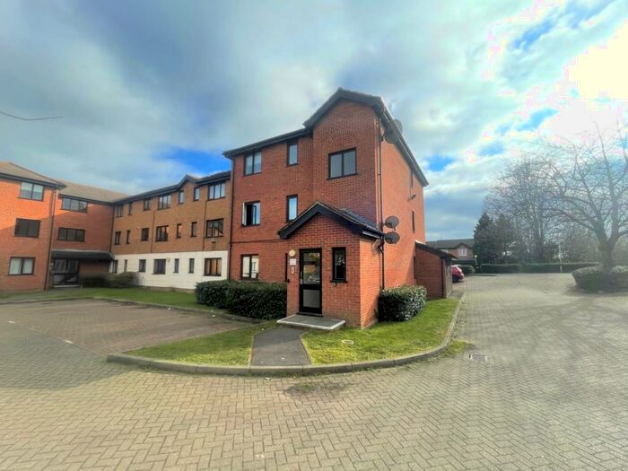 2 Bedroom Flat To Rent In Parrotts Field, Hoddesdon, EN11