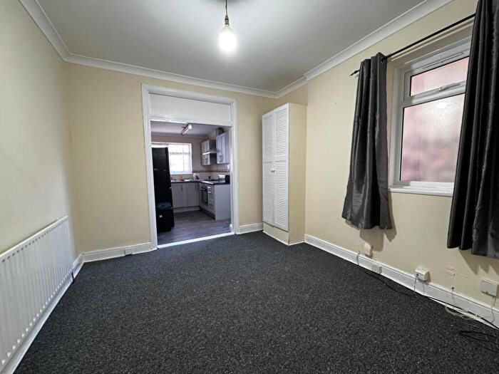 2 Bedroom Flat To Rent In No Deposit Option, Kingston Road, Ilford, IG1