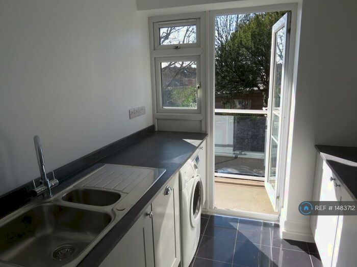2 Bedroom Flat To Rent In Elm Court, Bristol, BS6