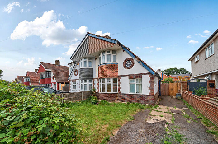 3 Bedroom Chalet For Sale In Old Farm Avenue, Sidcup, DA15